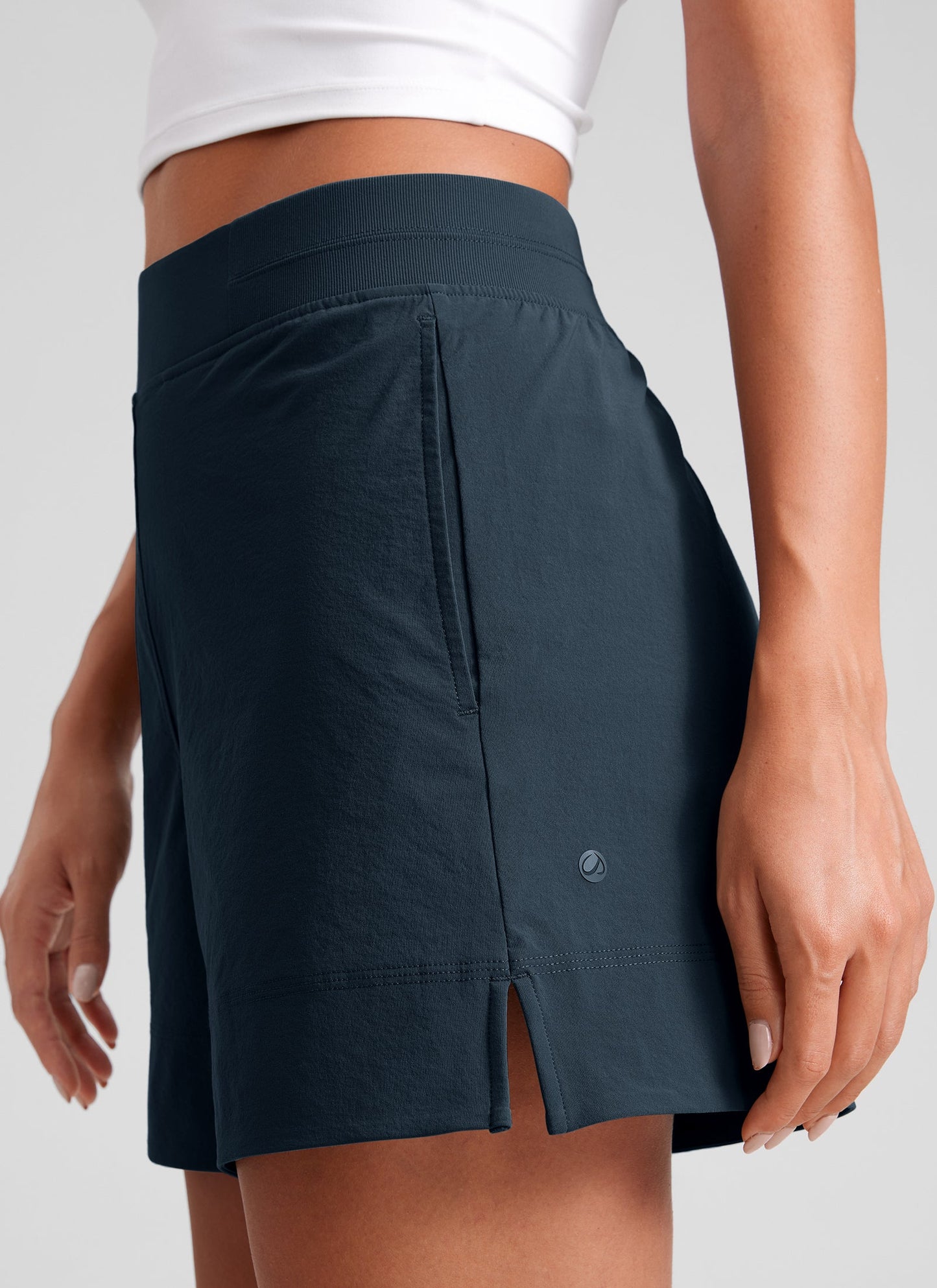 Linerless V Slit Pocket High Rise Short 4"